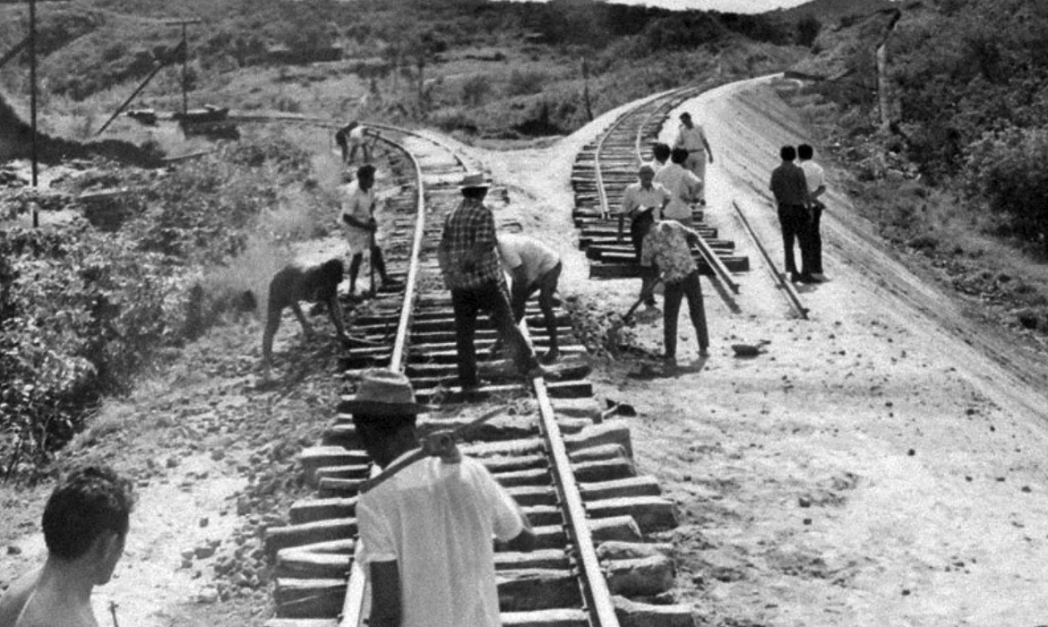 Petr Polis Ganha Mostra Que Destaca A Primeira Estrada De Ferro Do