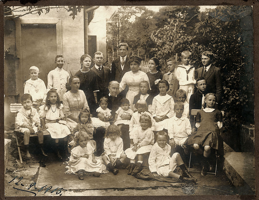 Viúva do fotógrafo Pedro Hees, Maria Glasow Hees, com seus vinte e sete netos. 12091915. Acervo fotográfico MI.