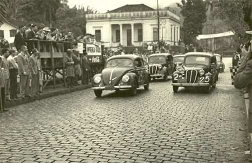 CORRIDA DE CARROS ANTIGOS NAS RUAS DE PETRÓPOLIS NO 2º CIRCUITO IMPERIAL DE  AUTOMOBILISMO 