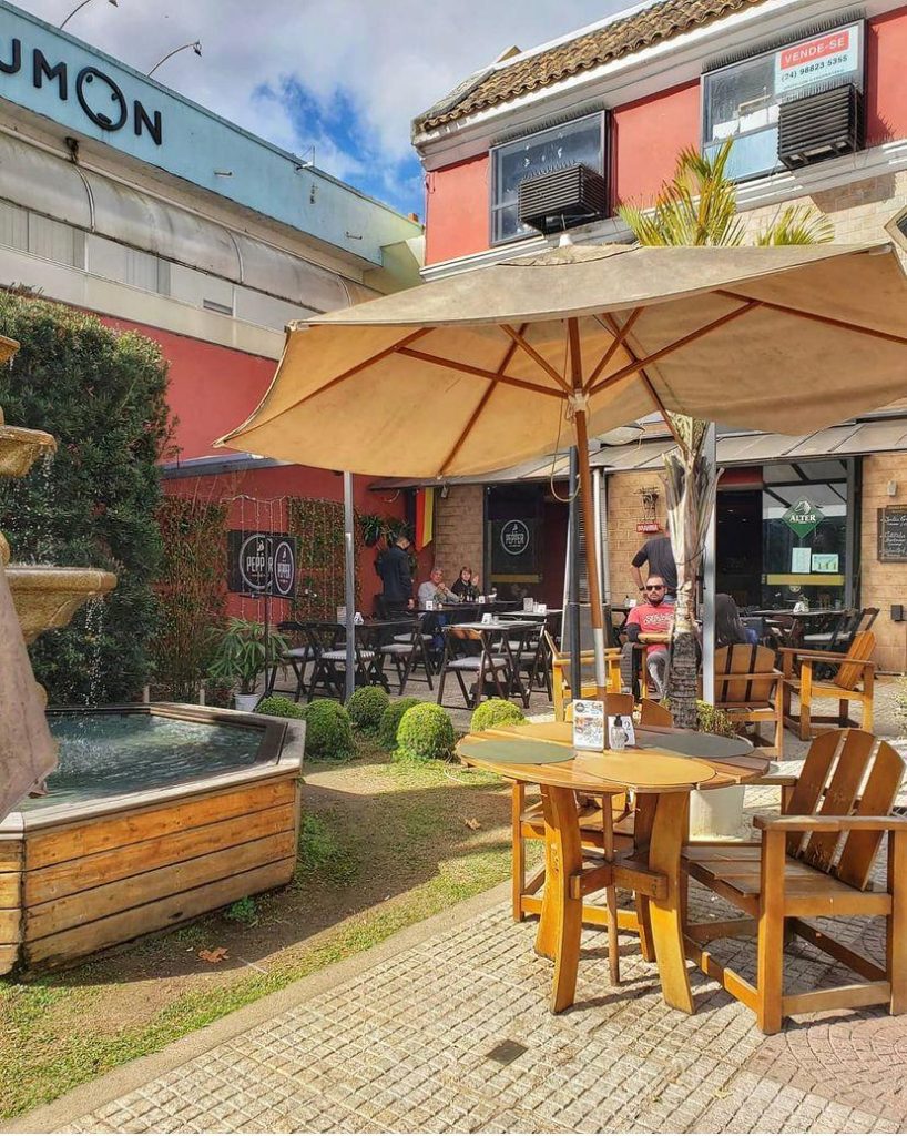 Vídeo de filha indo buscar os pais em barzinho de Itaipava viraliza