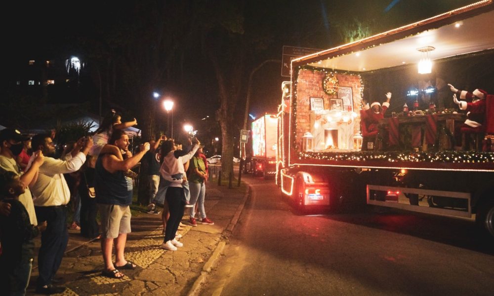 Caravana Iluminada da Coca Cola percorre as ruas de Petr polis no