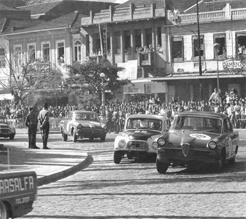 CORRIDA DE CARROS ANTIGOS NAS RUAS DE PETRÓPOLIS NO 2º CIRCUITO IMPERIAL DE  AUTOMOBILISMO 