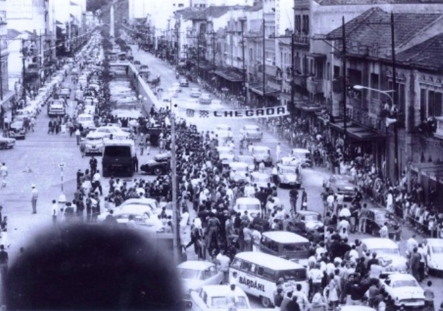 2º Circuito Imperial de Automobilismo: Carros antigos e emoção nas ruas do  Centro Histórico de Petrópolis