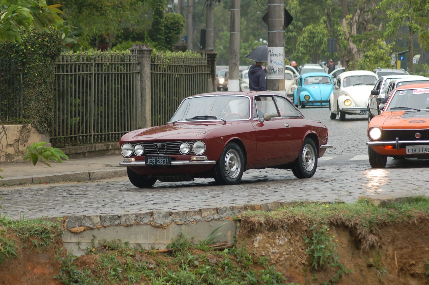 CORRIDA DE CARROS ANTIGOS NAS RUAS DE PETRÓPOLIS NO 2º CIRCUITO