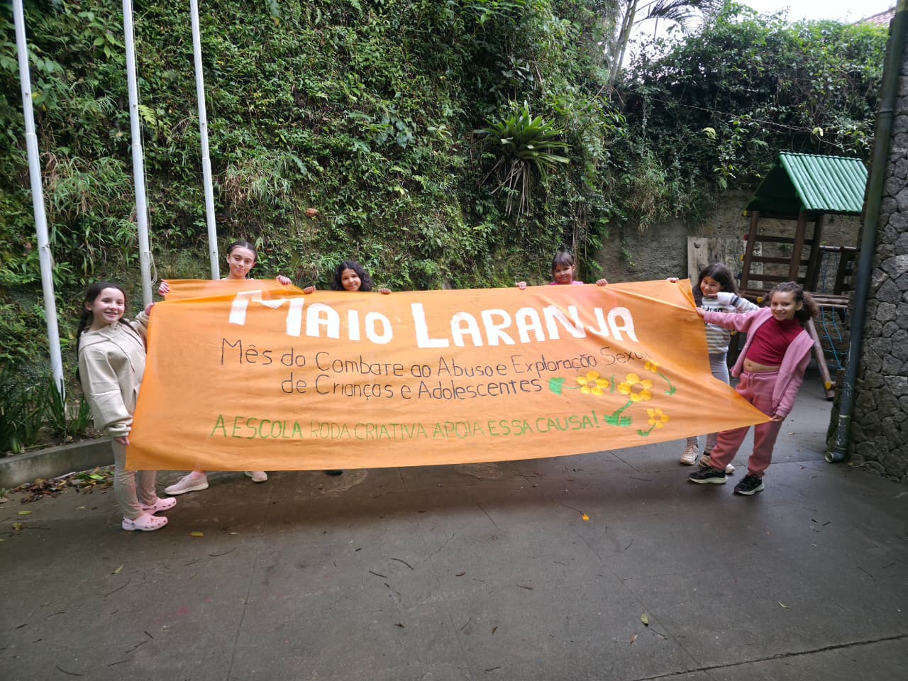 Manifestação Maio Laranja Roda Criativa